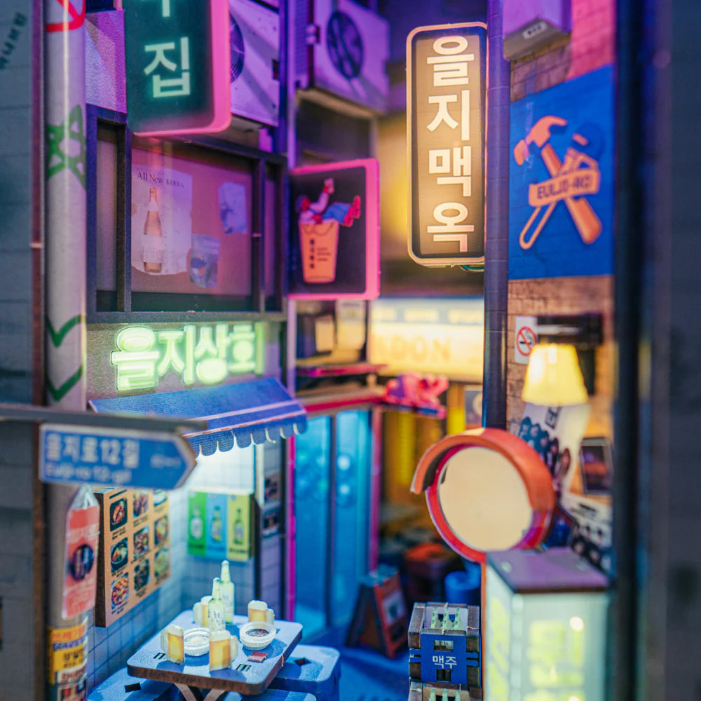 Miniatur-Straßenszene mit Neonlichtern und Schildern in koreanischer Schrift