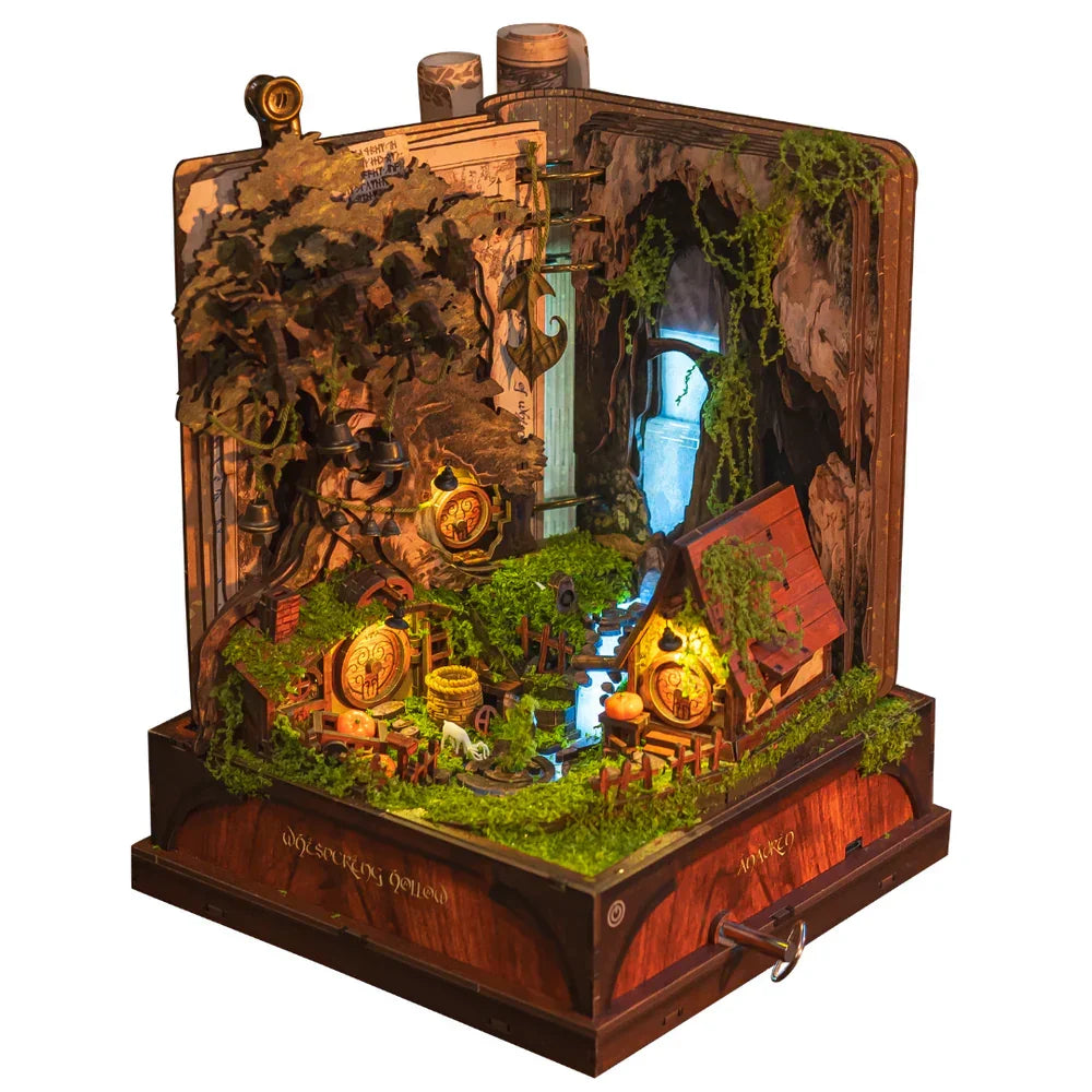Miniatur-Bücherregal-Einsatz mit beleuchteter Höhle, Wasserfall, Baum und zwei Häusern