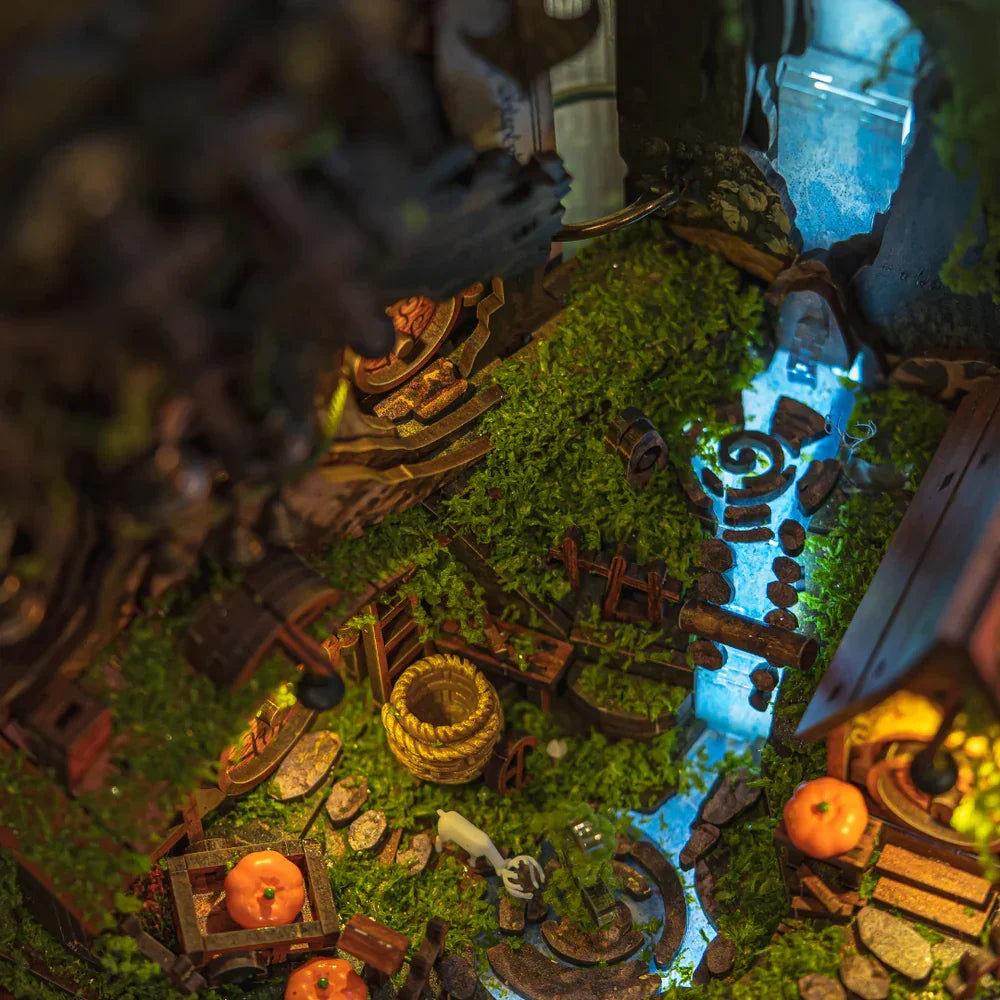 Miniatur-Diorama mit Moos, leuchtendem Bach, Kürbissen und kleinen Holzelementen