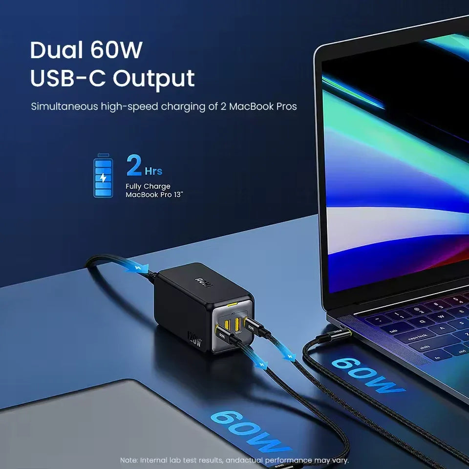 Ein schwarzes Ladegerät mit zwei USB-C-Anschlüssen lädt zwei Laptops gleichzeitig