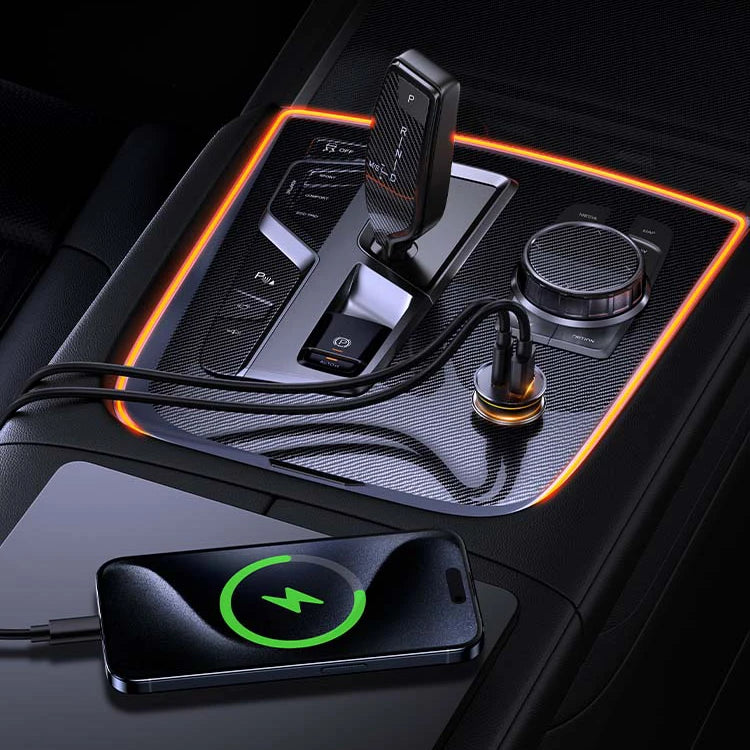 Ein Smartphone wird im Auto über einen USB-C-Anschluss und ein Ladegerät aufgeladen