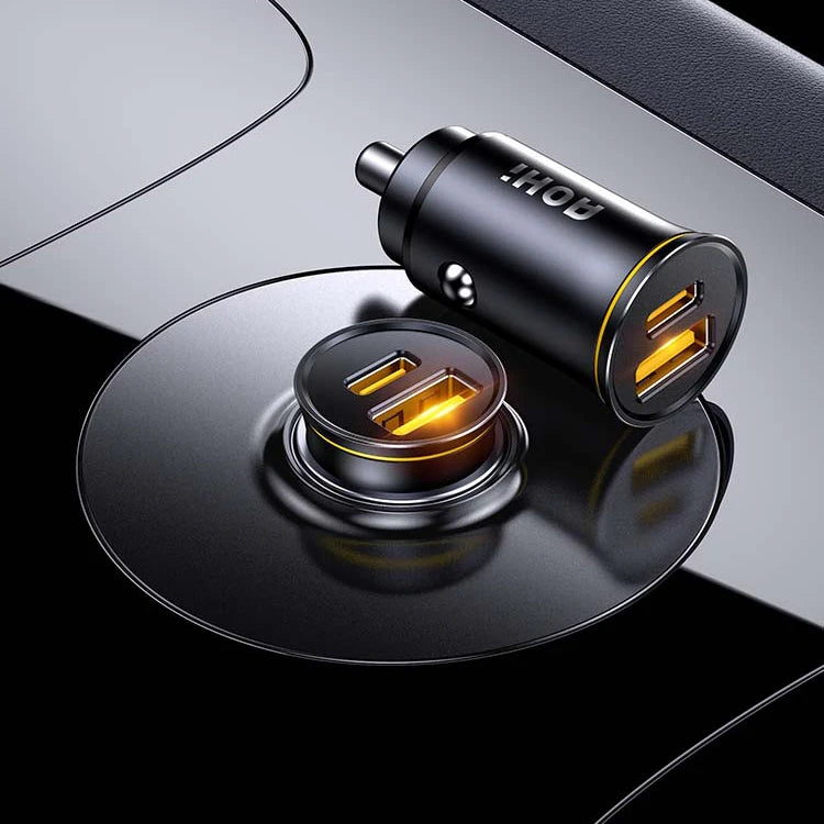 Zwei schwarze USB-Ladegeräte für das Auto mit leuchtenden orangefarbenen Anschlüssen