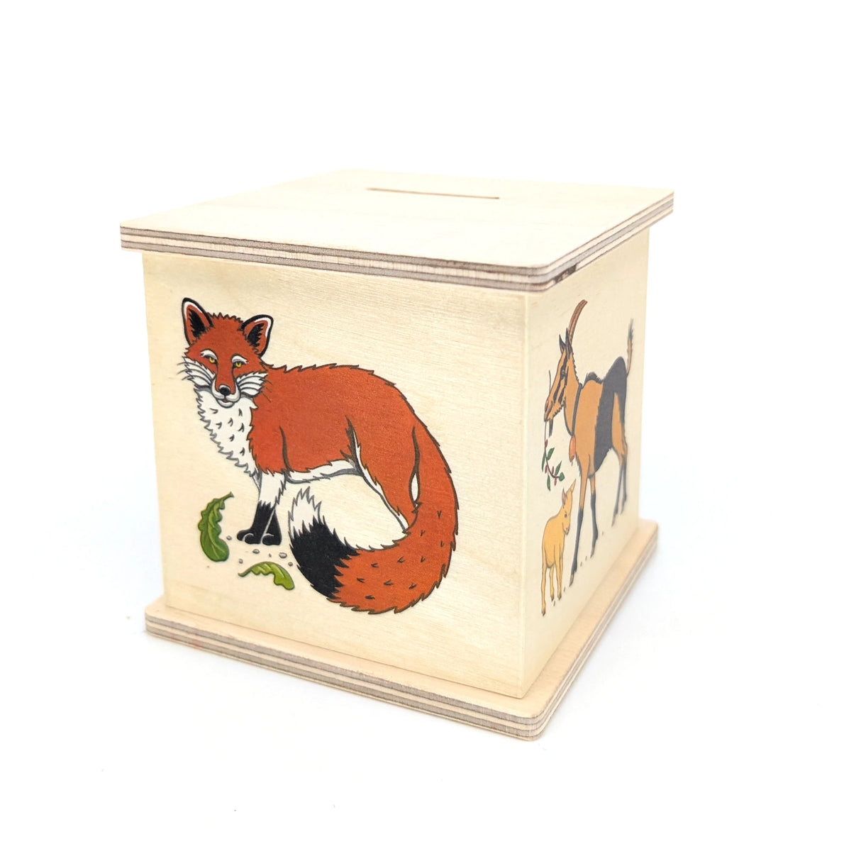 Fuchs und Ziegen auf einer Holzkiste