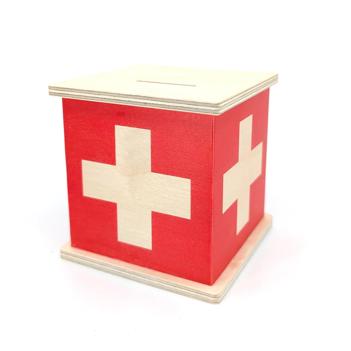 Rote Spardose mit Schweizer Kreuz auf weißem Hintergrund