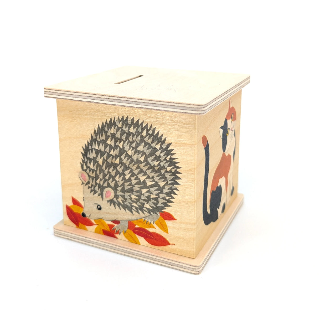 Holzspardose mit Igel und Herbstblättern auf der Vorderseite und Katze auf der Seite