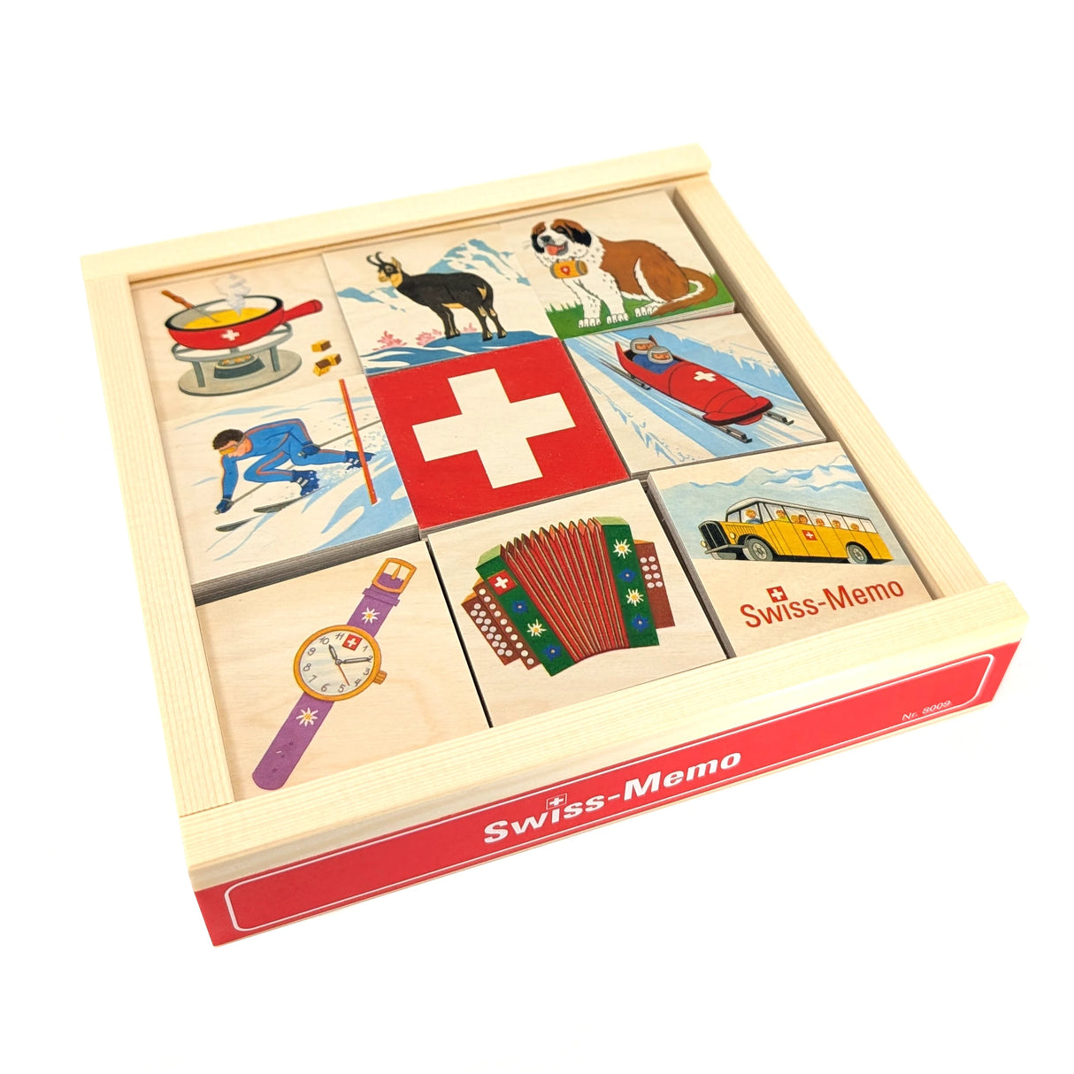 Swiss-Memo Spiel mit neun Holzplättchen, die Schweizer Symbole wie Käsefondue, Skifahrer und Schweizer Flagge zeigen