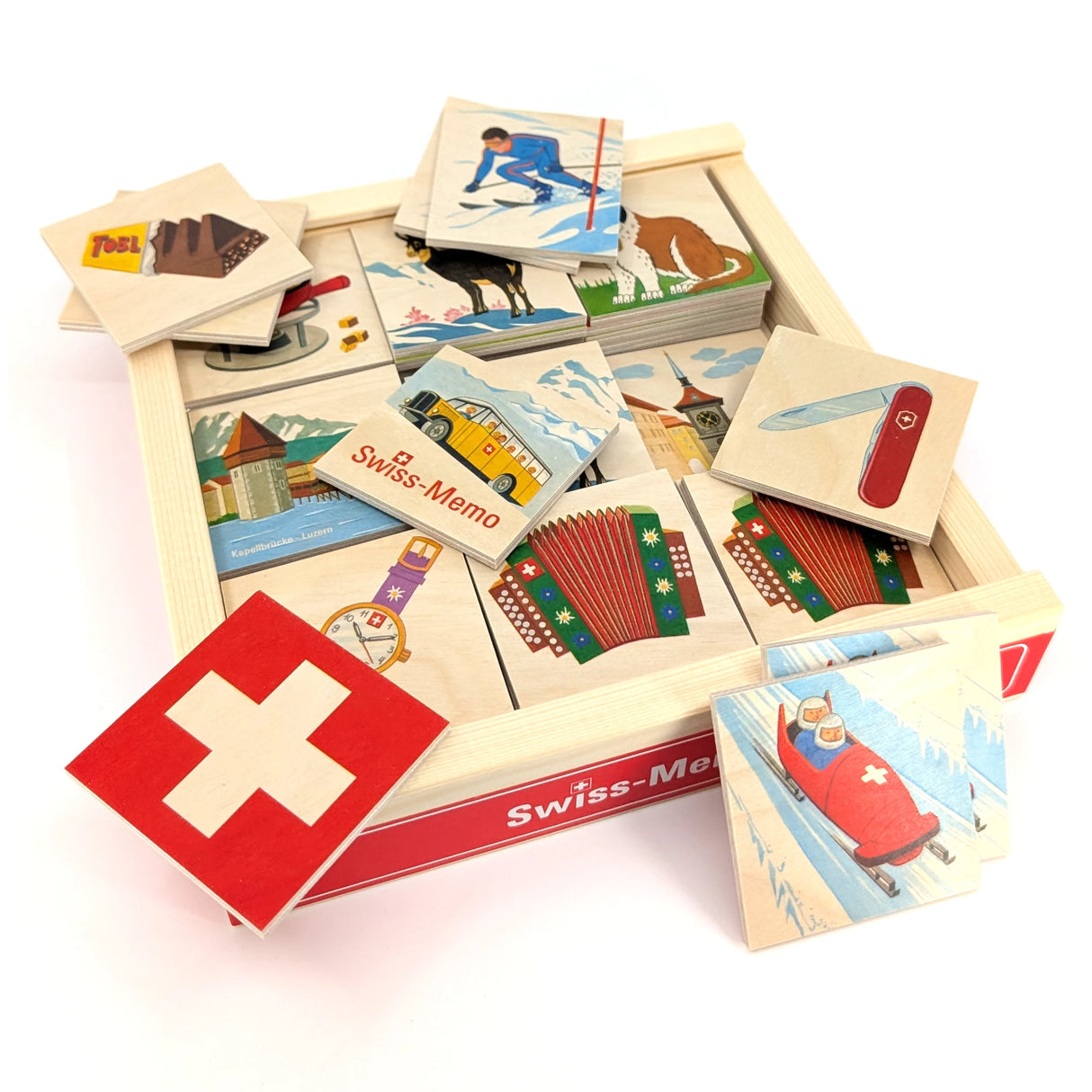 Swiss-Memo Spiel mit verschiedenen Schweizer Motiven wie Toblerone, Skifahrer, Kapellbrücke, Akkordeon, Taschenmesser, Bob