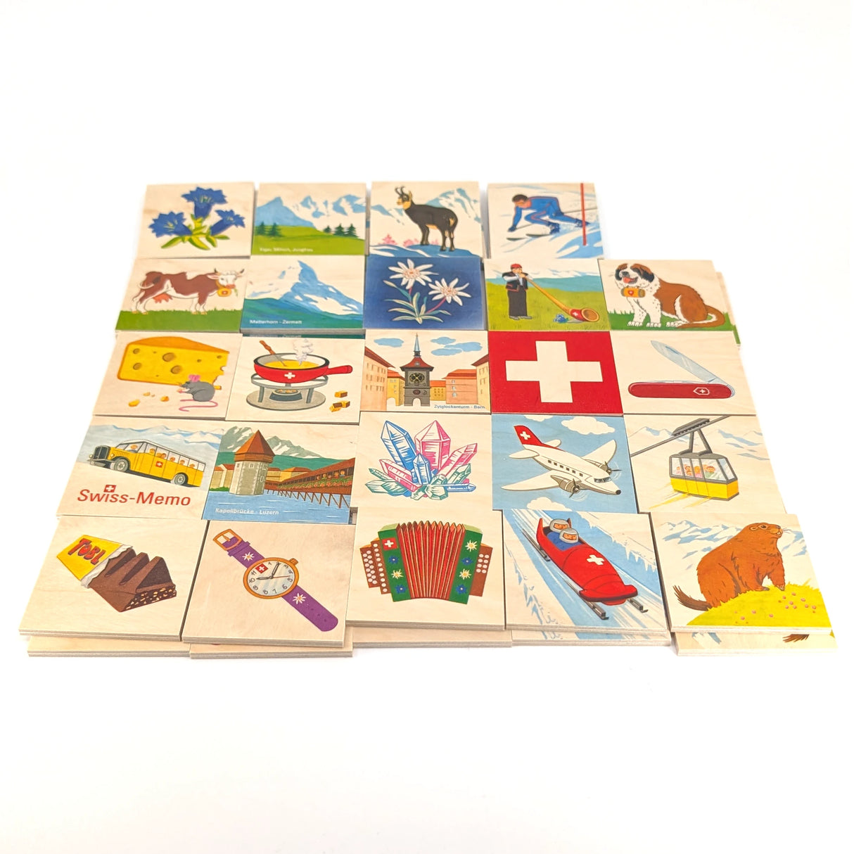 Eine Ansammlung von Swiss-Memo-Karten mit verschiedenen Schweizer Motiven