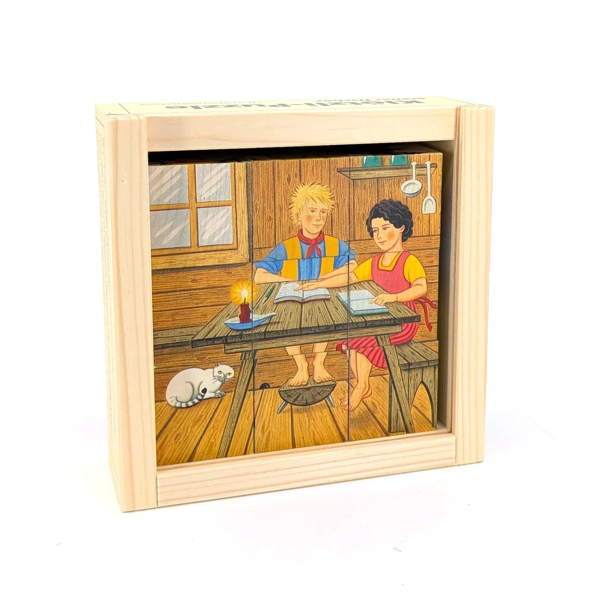 Holzpuzzle mit zwei Kindern, die an einem Tisch sitzen und lernen, eine Katze liegt auf dem Boden