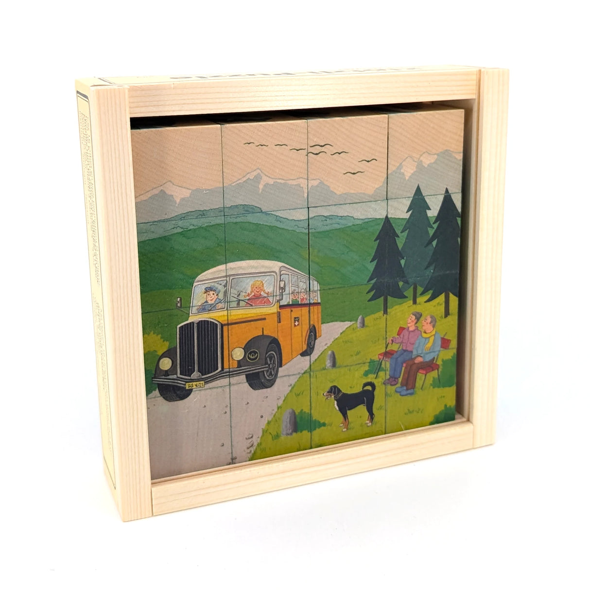 Holzpuzzle mit Bus, Passagieren, Hund und zwei Personen auf einer Bank in einer Berglandschaft