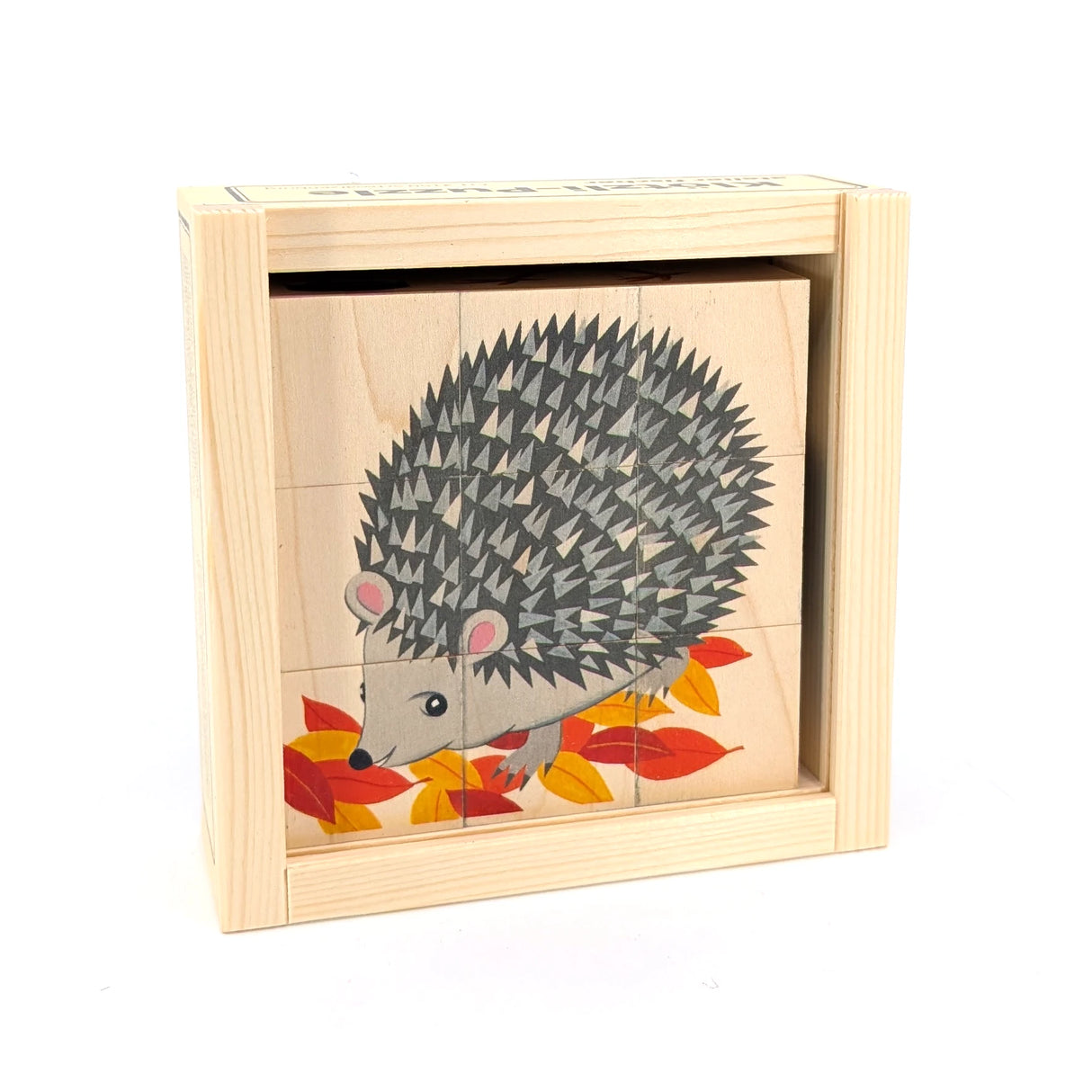 Holzpuzzle mit Igelmotiv und bunten Herbstblättern in einer Holzkiste