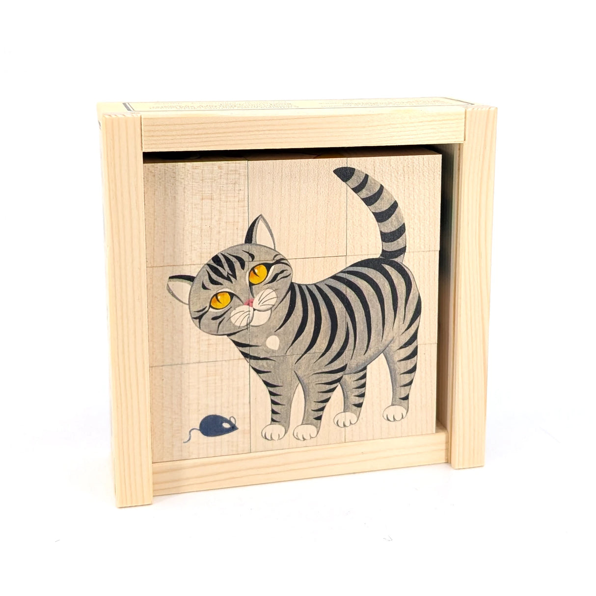 Holzpuzzle mit einer grauen Katze mit schwarzen Streifen und gelben Augen, daneben eine blaue Maus