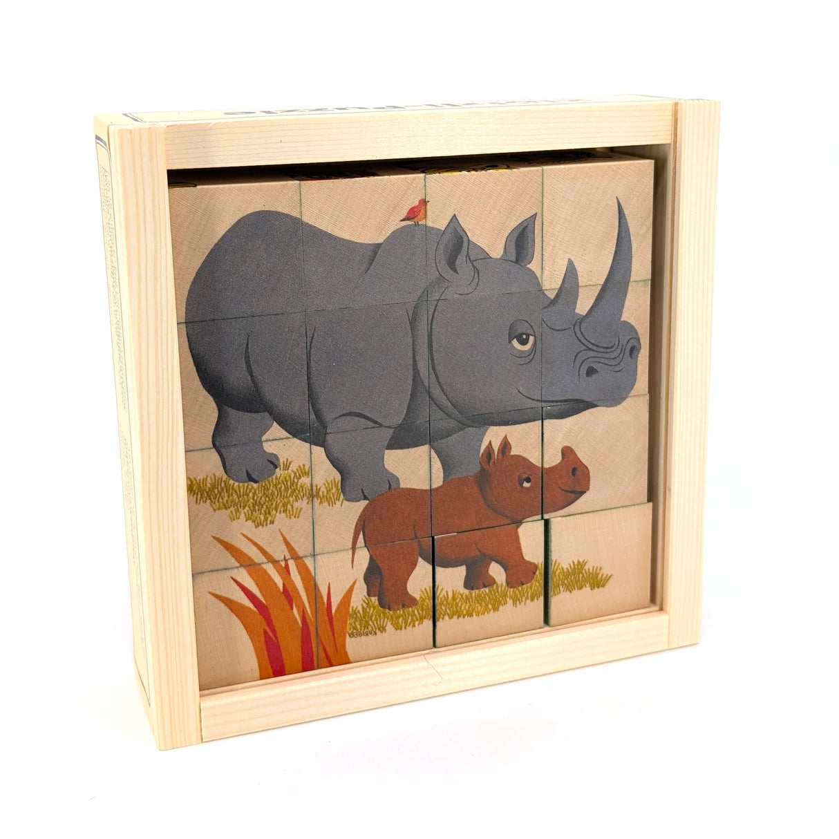 Holzpuzzle mit einem Nashorn und einem Baby-Nashorn auf einer Grasfläche