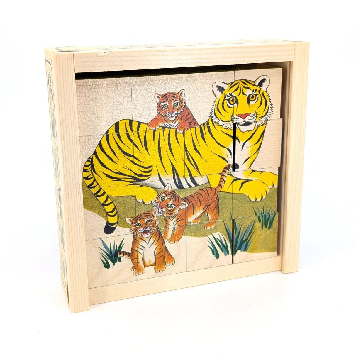 Holzpuzzle mit einer Tigerfamilie, einem großen gelben Tiger und drei kleineren orangefarbenen Tigerbabys