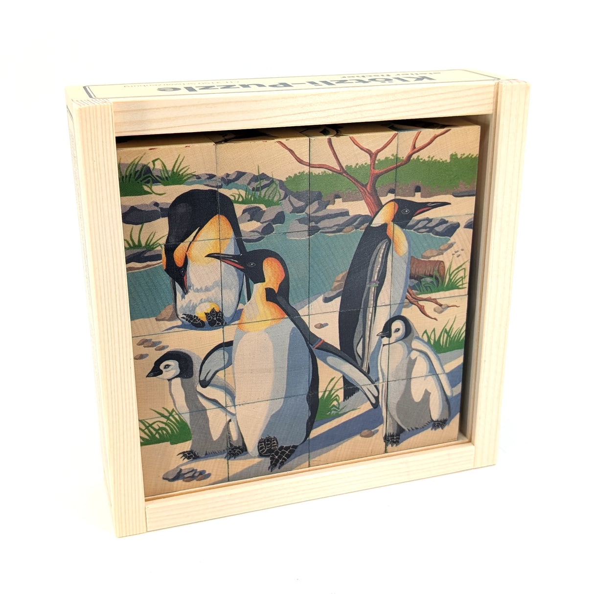 Holzpuzzle mit Pinguinfamilie, zwei erwachsenen Pinguinen und drei Küken, in einer Holzkiste
