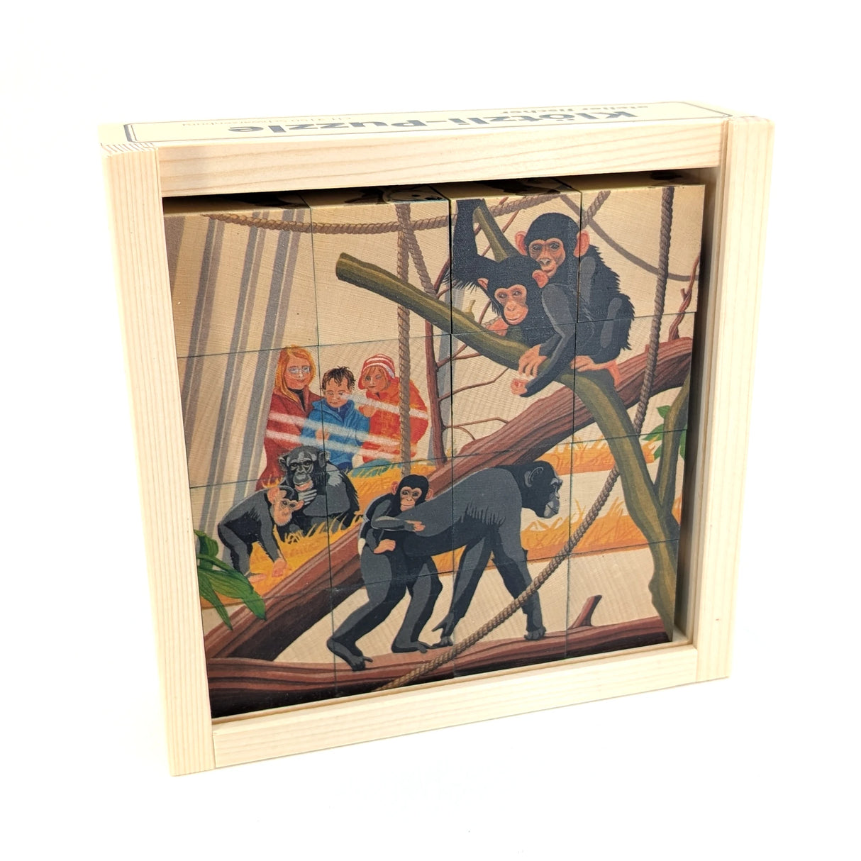 Holzpuzzle mit Schimpansen und Kindern in einem Zoo