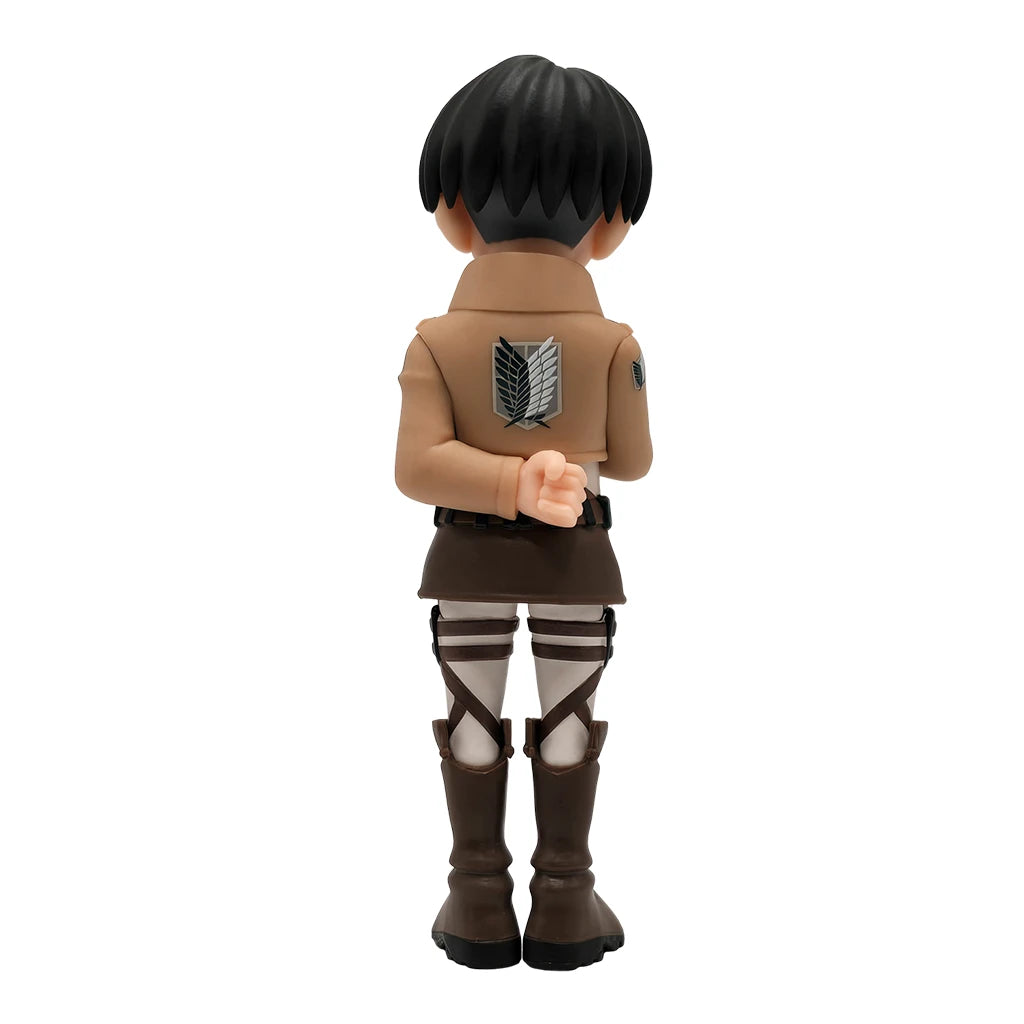 Rückansicht der Levi Ackerman Figur mit brauner Uniform und Stiefeln