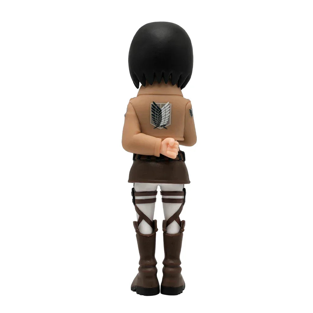 Rückansicht einer Mikasa Ackerman Figur mit dem Aufklärungstrupp-Emblem auf der Jacke