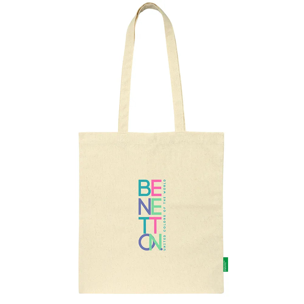 Beigefarbene Tragetasche mit vertikalem Benetton-Logo in Regenbogenfarben und kleinem grünem Etikett