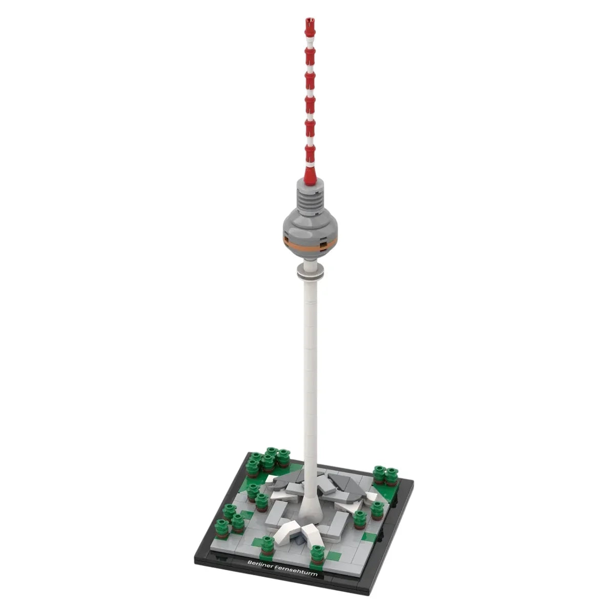 Modell des Berliner Fernsehturms aus Legosteinen auf einer schwarzen Grundplatte mit Bäumen
