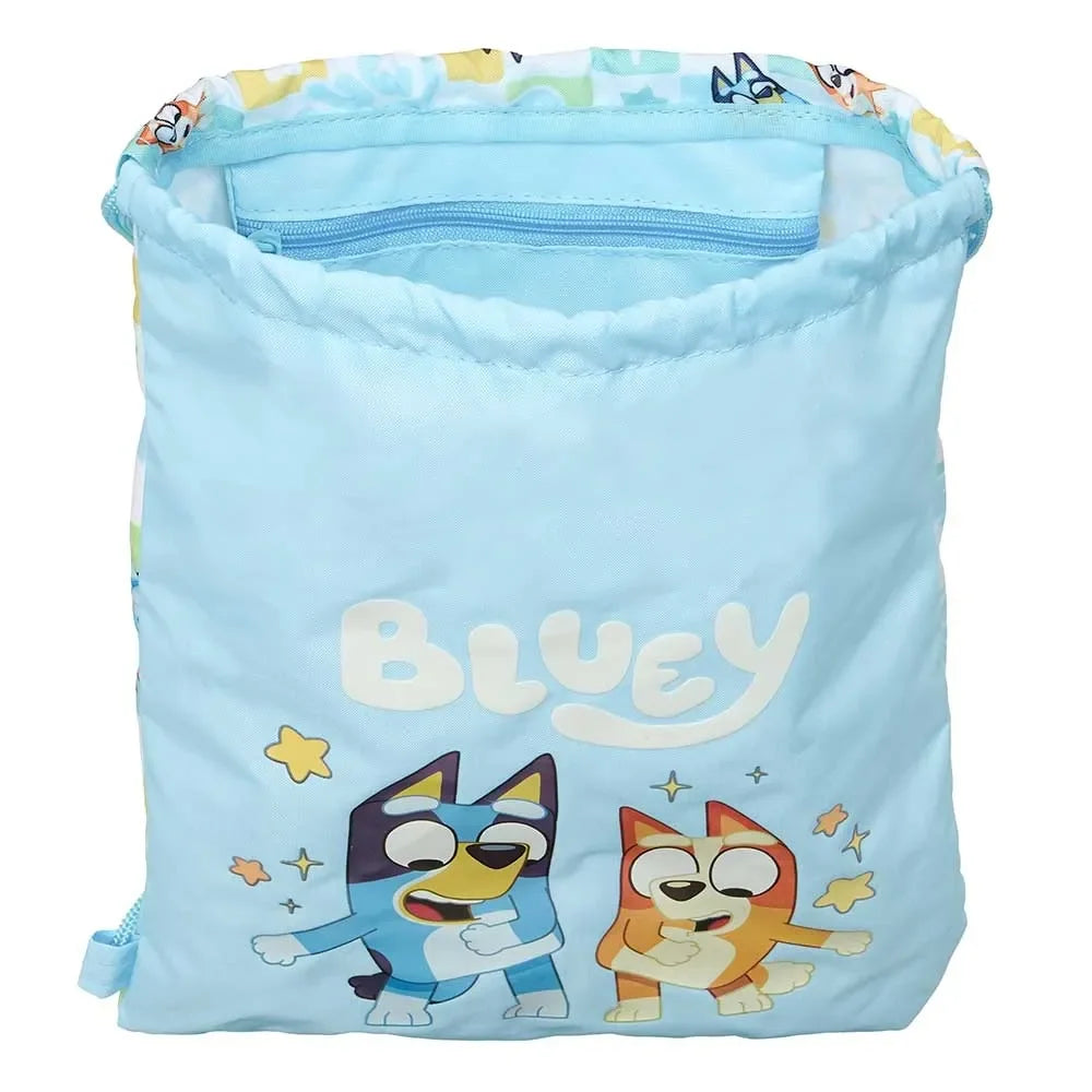 Hellblauer Turnbeutel mit Bluey und Bingo, weißen Sternen und dem Bluey-Logo