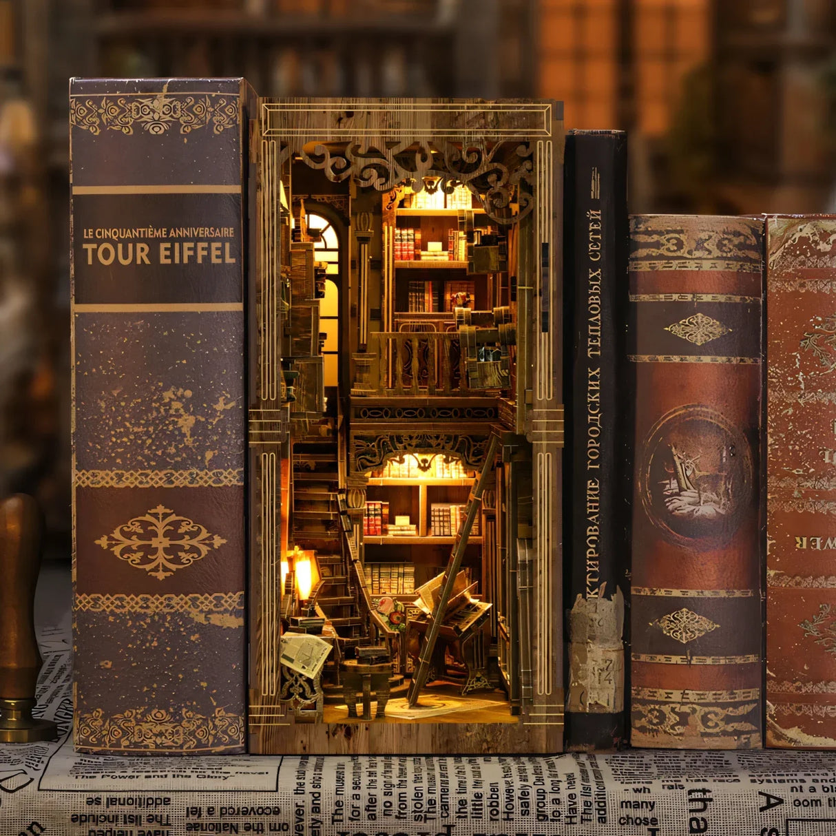 Ein Bücherregal-Einsatz mit einer Miniatur-Bibliothek, umgeben von alten Büchern