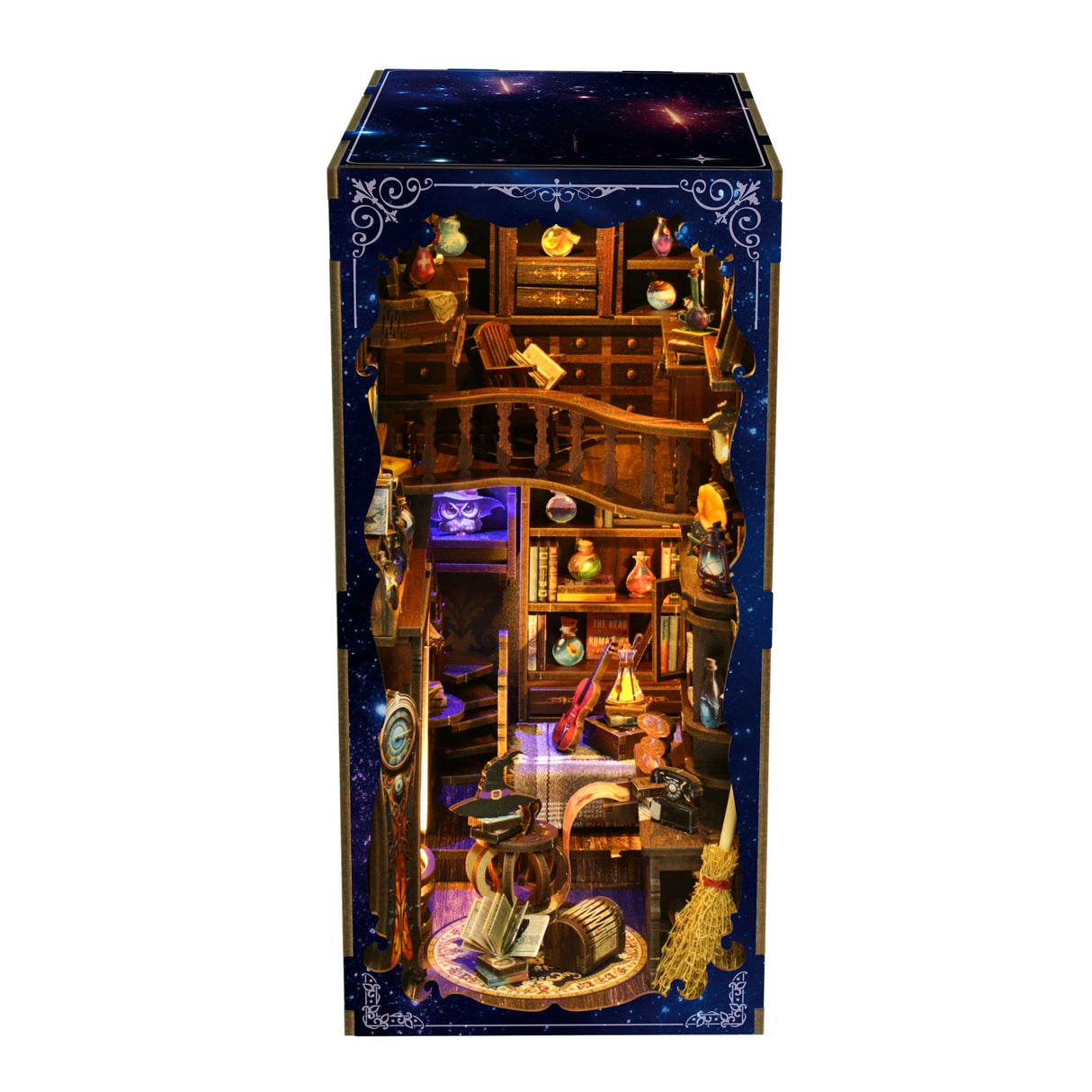 Miniatur-Diorama eines Zaubererstudios mit Regalen, Tränken, Büchern und einer Eule