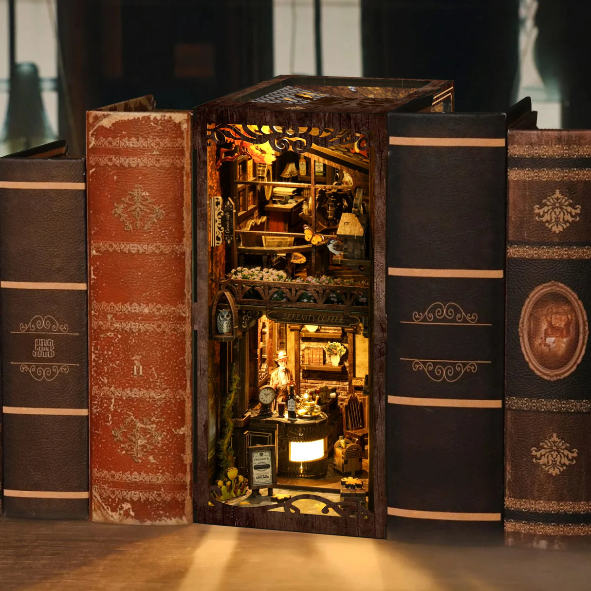 Miniatur-Bücherregal-Einsatz mit beleuchteter Café-Szene und Büchern