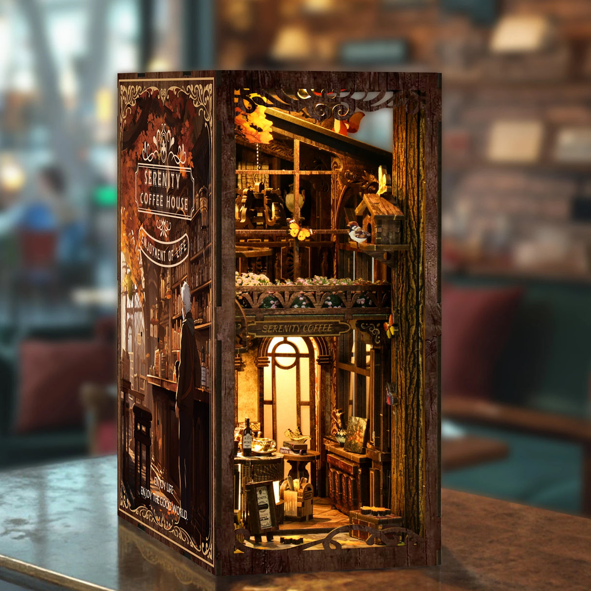 Miniatur-Diorama eines Serenity Coffee House mit zwei Etagen, beleuchteten Fenstern und kleinen Details