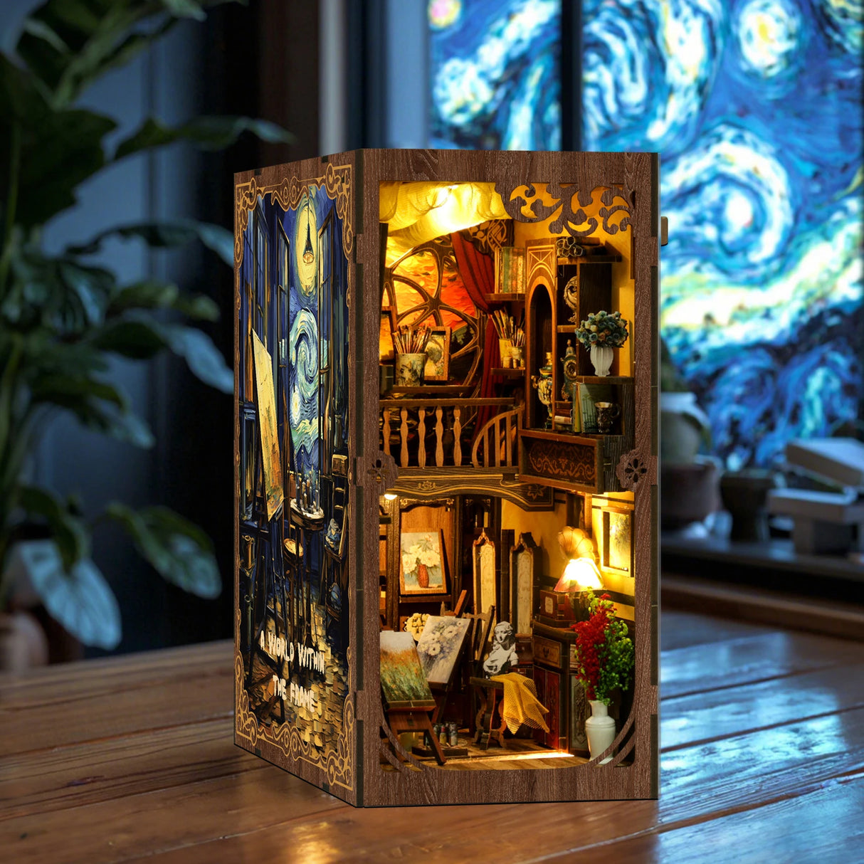 Diorama eines Künstlerateliers mit Van Gogh-Gemälden und einer beleuchteten Lampe