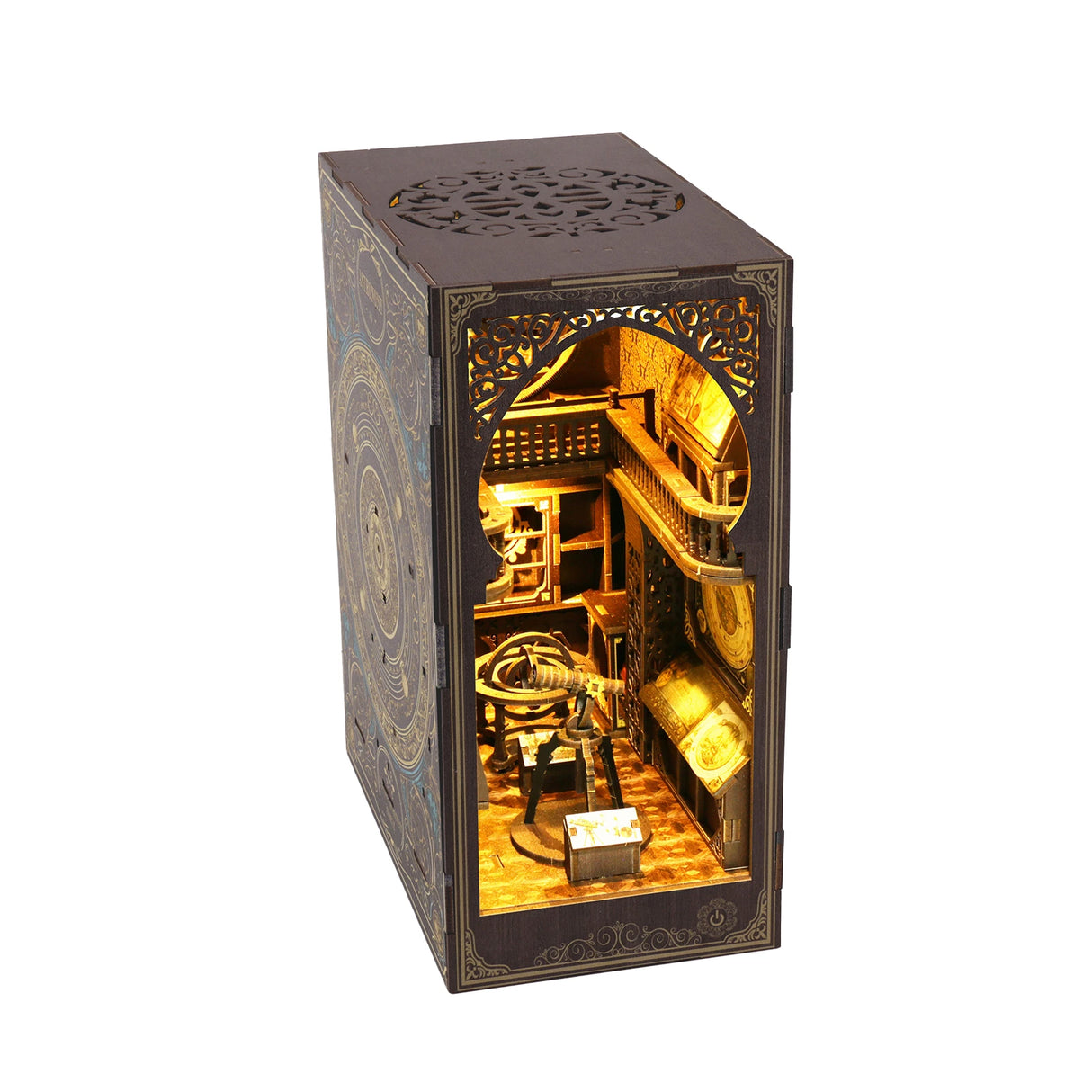 Miniatur-Buchnische mit beleuchtetem Interieur, das ein Teleskop und eine Himmelskugel zeigt