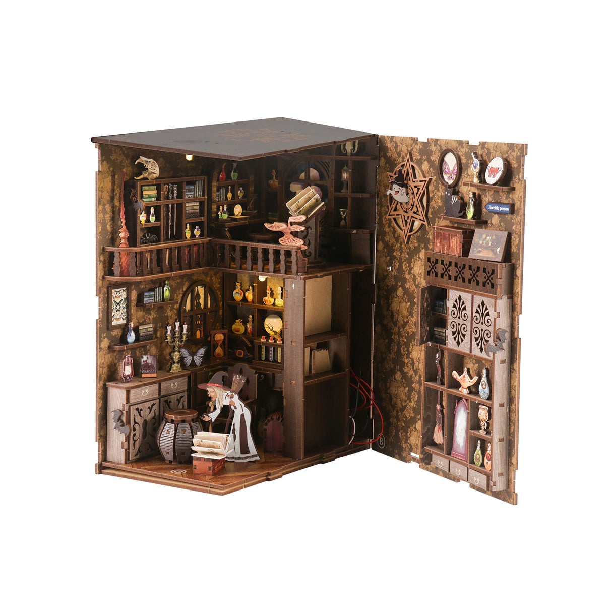 Miniatur-Hexenhaus mit zwei Etagen, Regalen voller Flaschen, Büchern und einer Hexe, die ein Buch liest