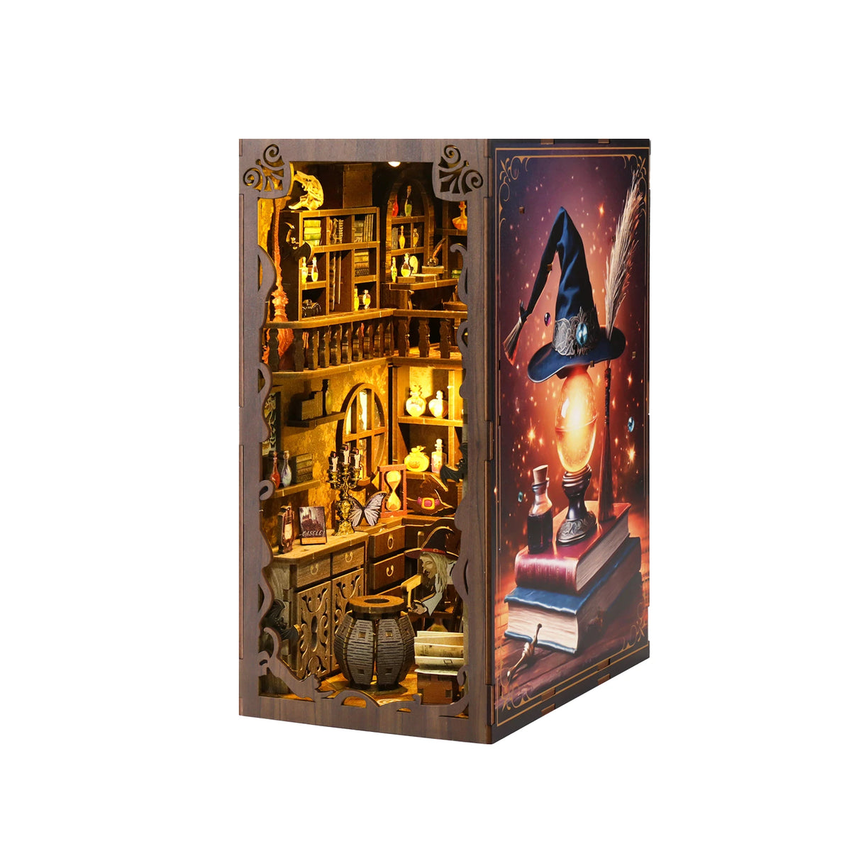 Ein hölzernes Bücherregal mit einer Miniatur-Zaubererwerkstatt und einem Bild eines Zaubererhuts