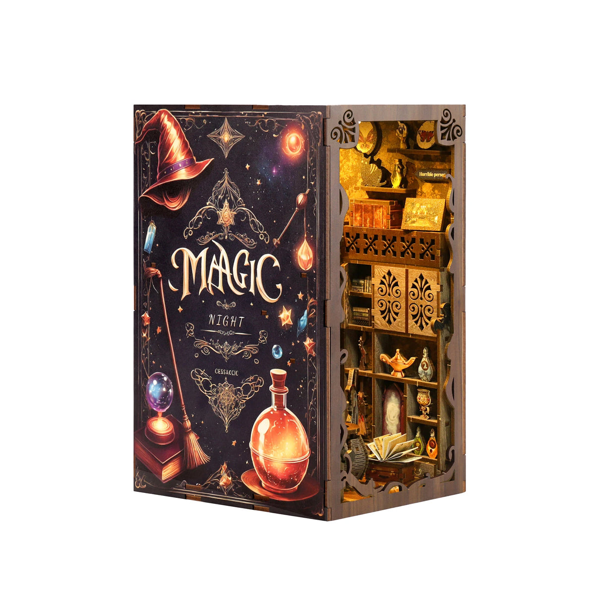 Ein Miniatur-Bücherregal mit magischen Gegenständen und einem Buchcover mit der Aufschrift „Magic Night“