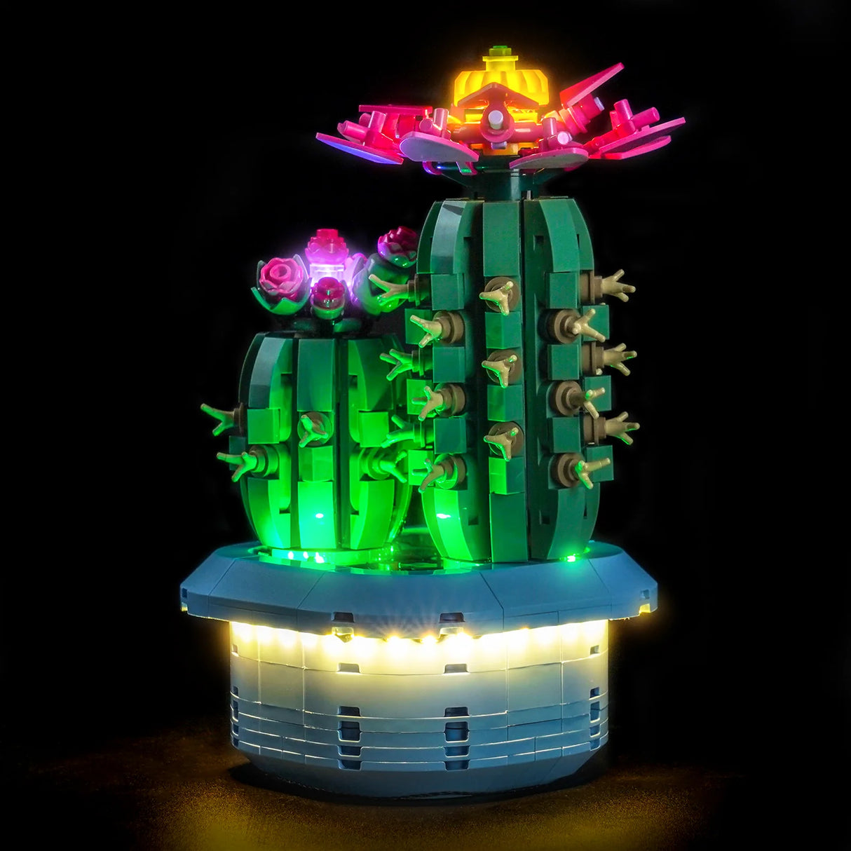 Frontalansicht des komplett beleuchteten LEGO Blühenden Kaktus mit grünem, warmweißem und pinkem LED-Licht.