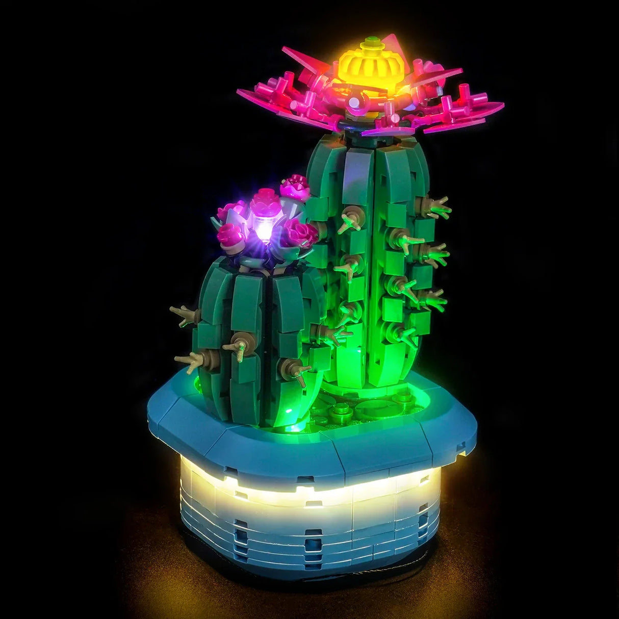 BrickBling LED-Beleuchtungsset für den LEGO Blühenden Kaktus (Set 11509) in der Gesamtansicht von vorne rechts bei Nacht.