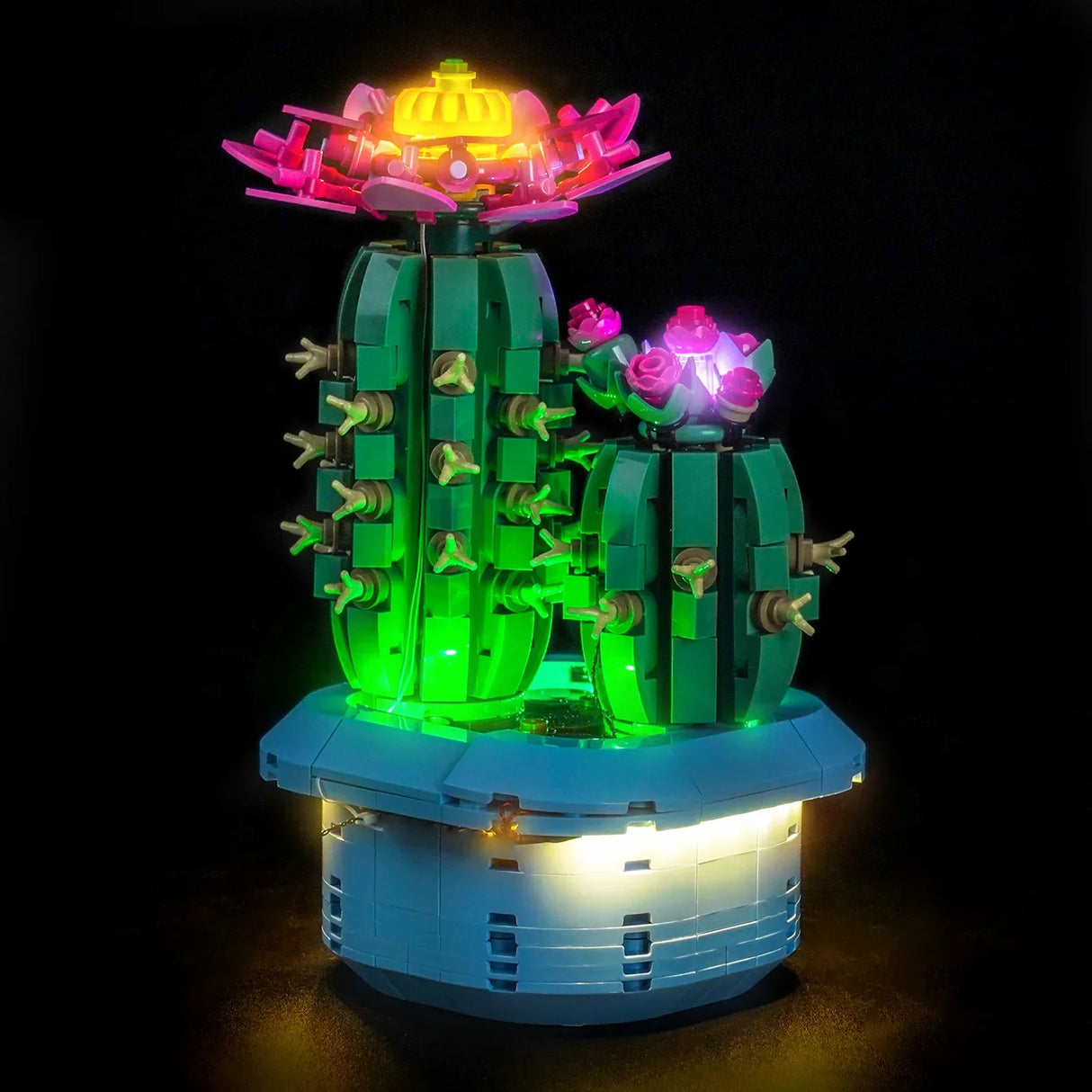 Rückansicht des LEGO Kaktus-Modells mit eingeschalteter, farbenfroher LED-Beleuchtung von BrickBling.