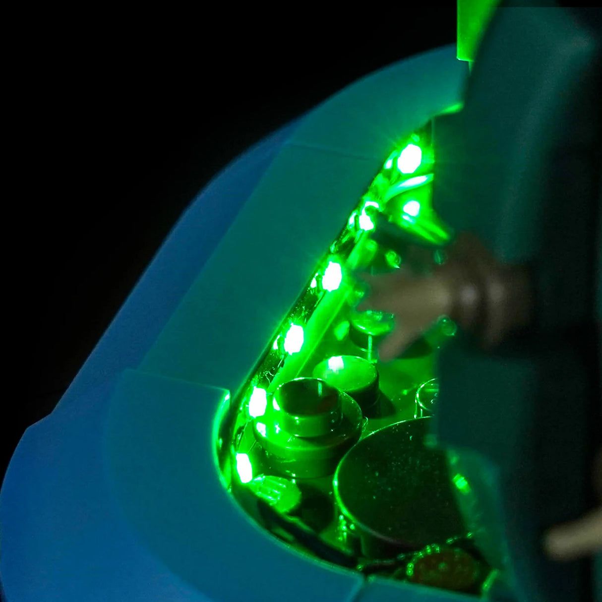 Detailansicht der grünen LED-Bodenbeleuchtung im Inneren des Blumentopfs des LEGO Blühenden Kaktus von BrickBling.