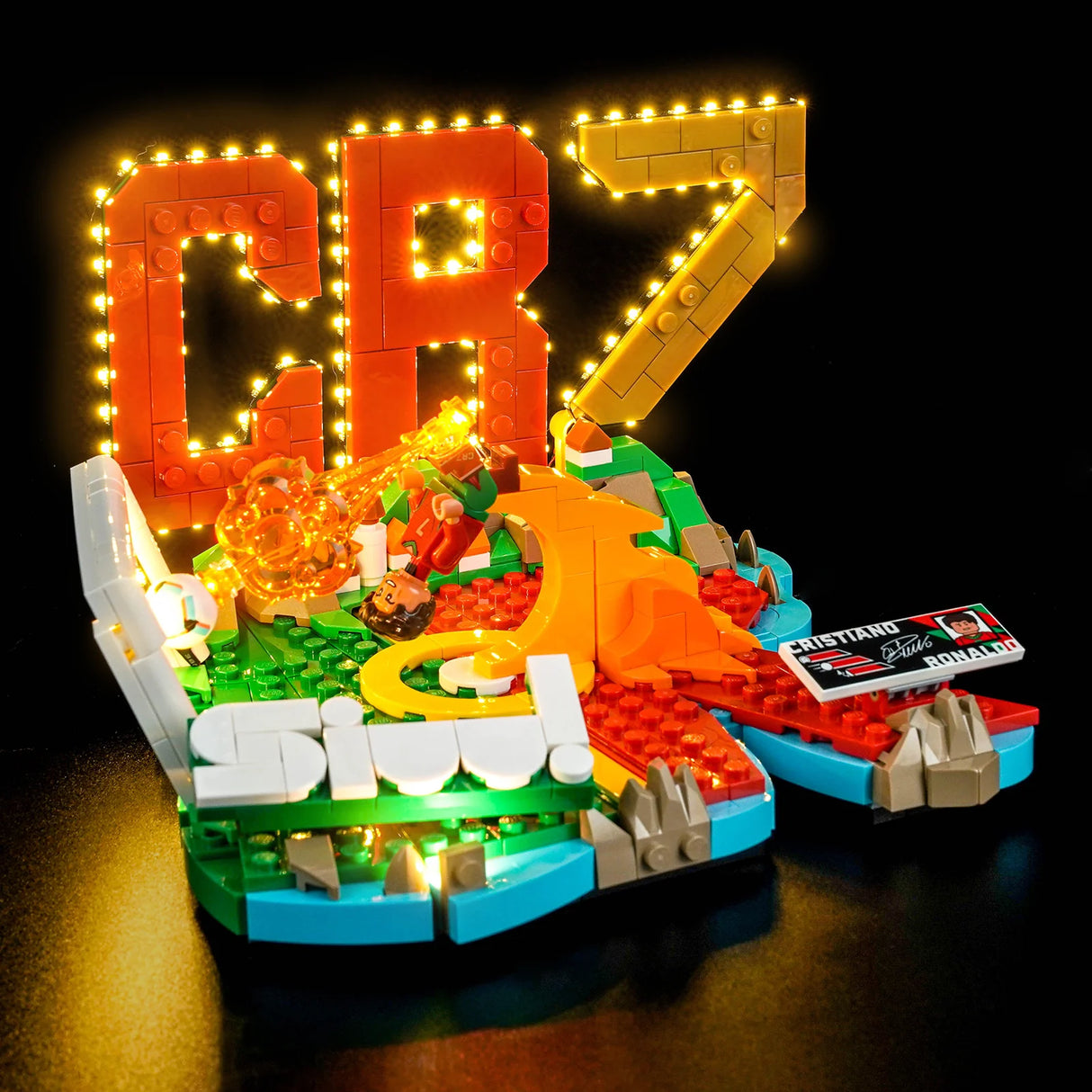 Frontale Ansicht des LEGO Cristiano Ronaldo Sets mit eingeschalteter LED-Beleuchtung am Tor, auf dem Rasen und dem großen CR7-Logo im Hintergrund.