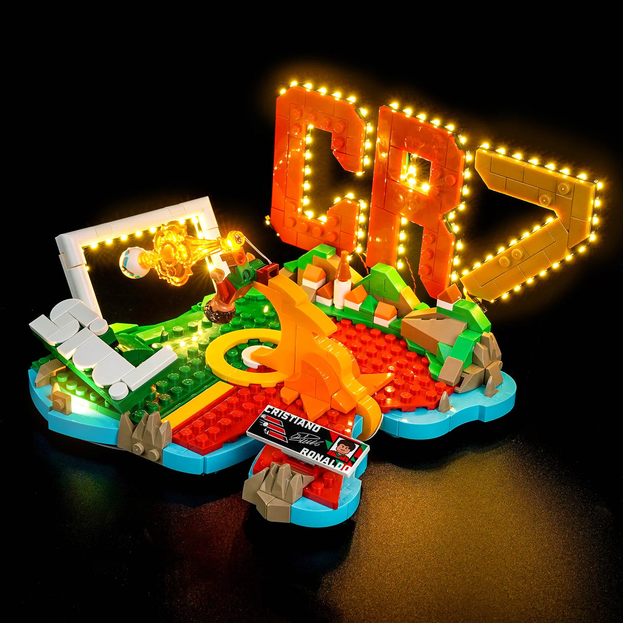 BrickBling LED-Beleuchtungsset für LEGO Cristiano Ronaldo (Set 43012), schräge Gesamtansicht des bunt leuchtenden Fußball-Dioramas bei Nacht.