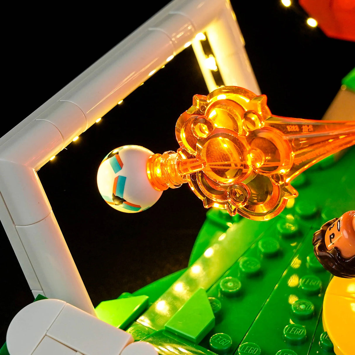 Detailansicht des LEGO Fußballtors mit warmweißer LED-Pfostenbeleuchtung und einem leuchtenden Torschuss-Effektstein.