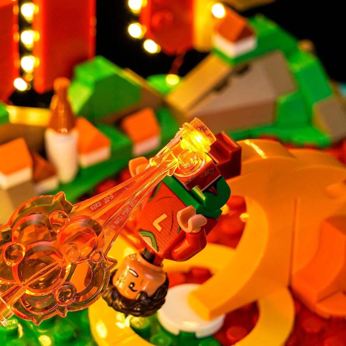 Nahaufnahme der LEGO Cristiano Ronaldo Minifigur beim Fallrückzieher, beleuchtet durch einen orangefarbenen LED-Lichteffekt von BrickBling.