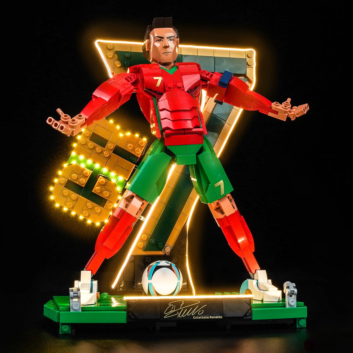 Lego-Figur von Cristiano Ronaldo in rotem Trikot und grünen Shorts, umgeben von leuchtenden Lichtern