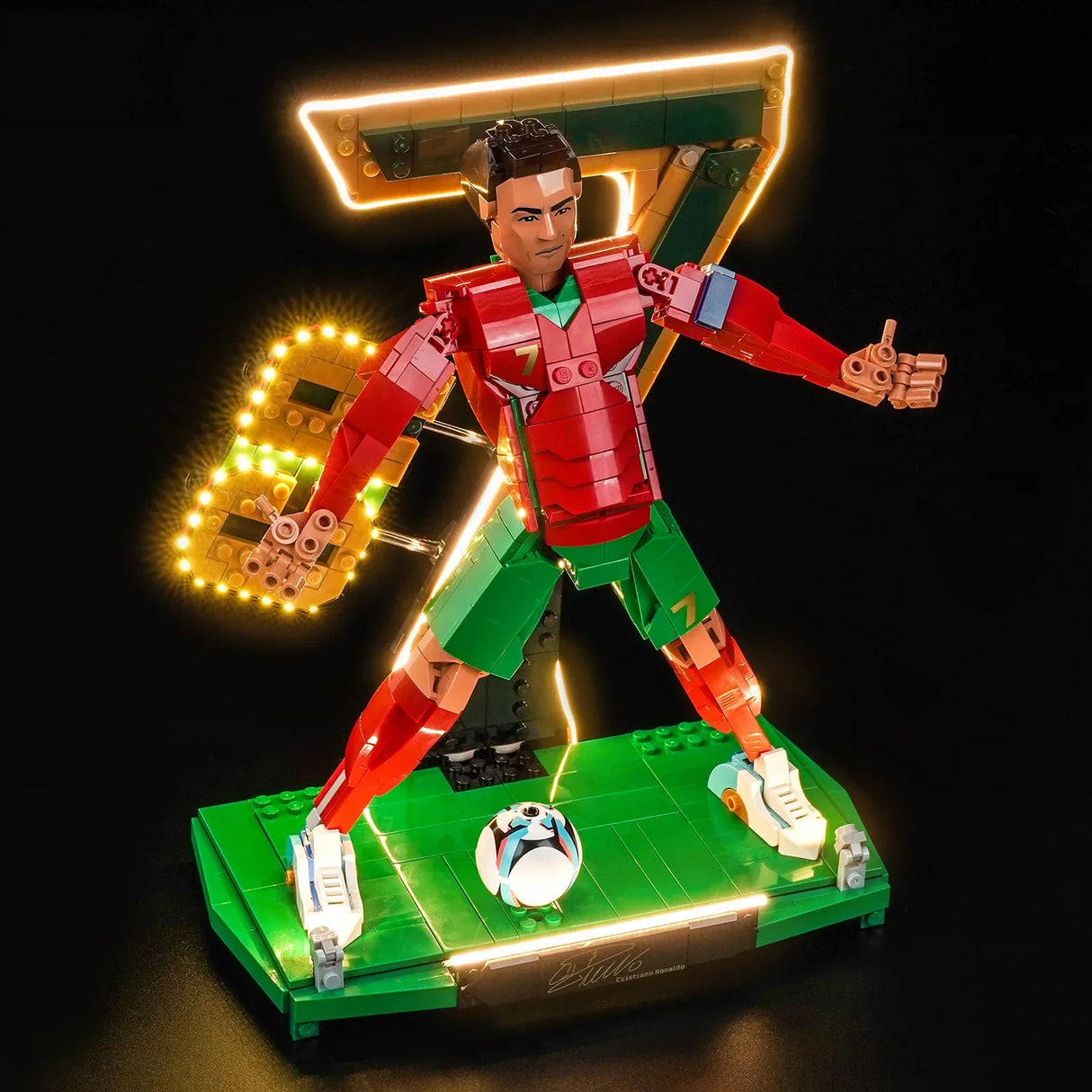 Frontalansicht der gebauten LEGO Cristiano Ronaldo Fußballlegende-Figur im Portugal-Trikot, spektakulär illuminiert mit dem BrickBling LED-Licht-Kit inklusive leuchtender Nummer 7 im Hintergrund.