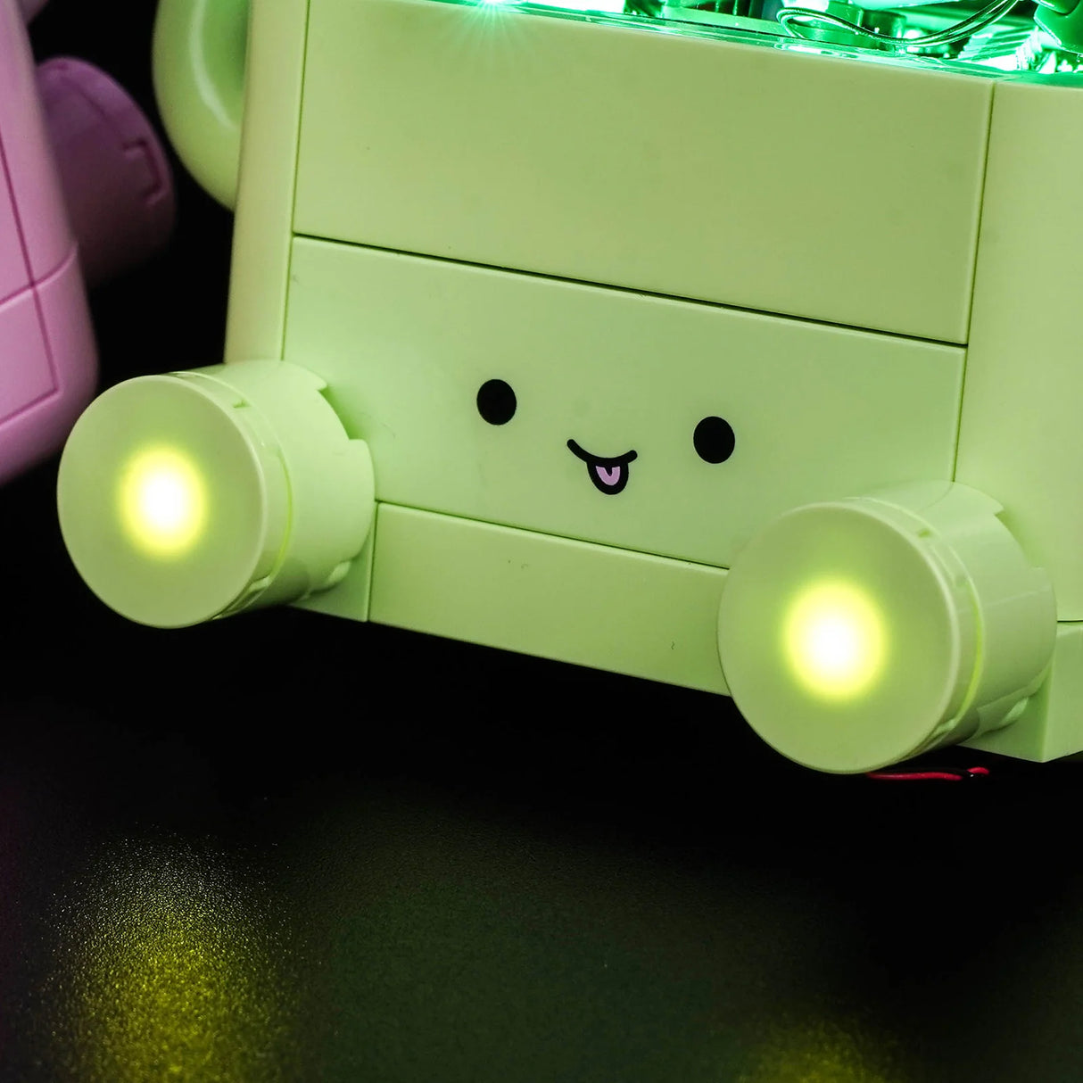 Detailansicht des niedlichen Gesichts auf einem hellgrünen LEGO-Blumentopf mit warmweißen LED-Scheinwerfern von BrickBling.