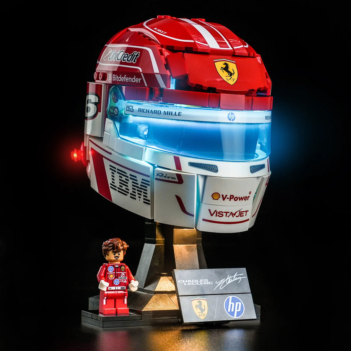 LEGO Scuderia Ferrari HP Charles Leclerc Helm Set komplett illuminiert mit BrickBling LED-Beleuchtung inklusive beleuchtetem Visier und Infoplakette.