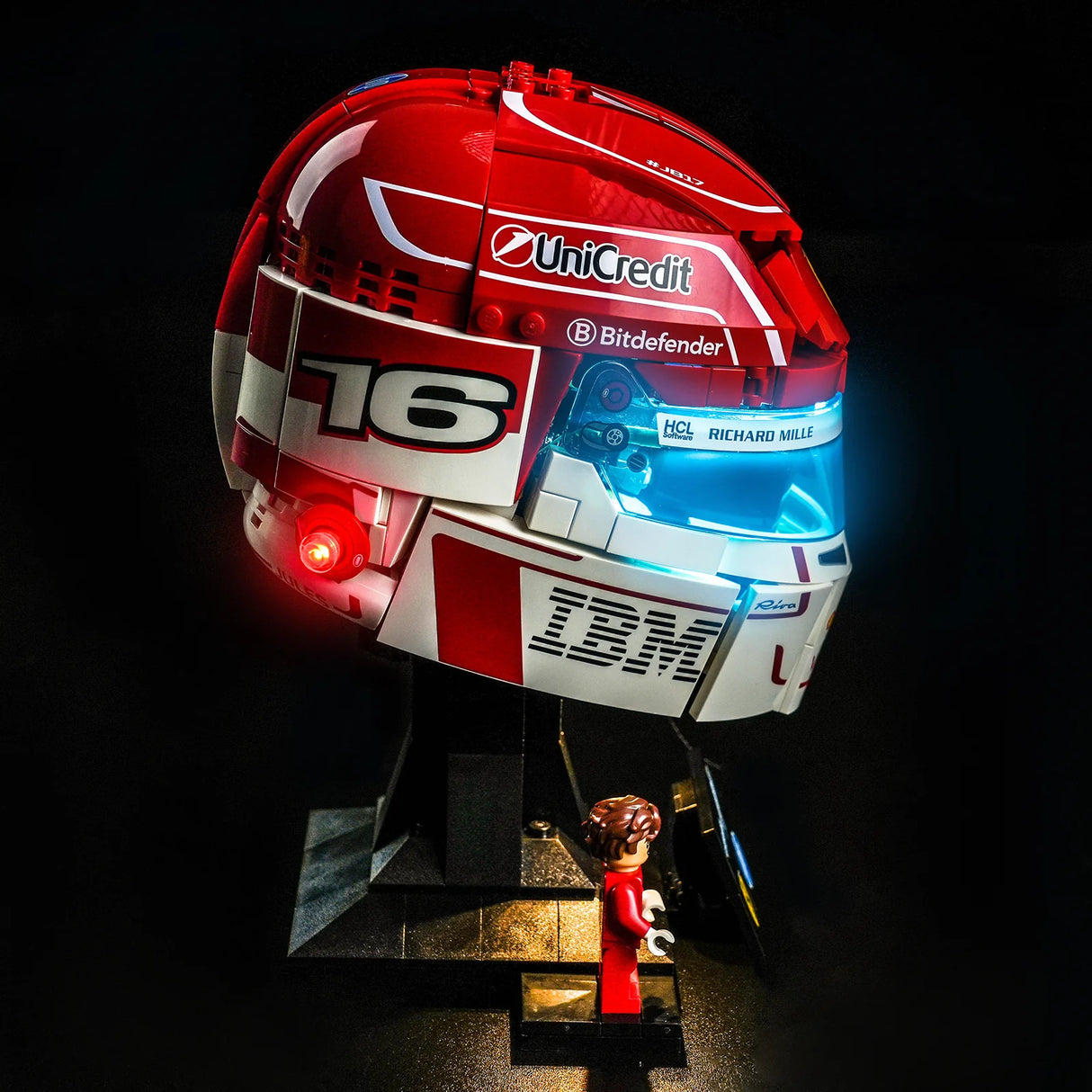 Profilansicht des LEGO Ferrari Helms von Charles Leclerc mit der Startnummer 16, beleuchtet durch ein BrickBling LED-Lichtset.