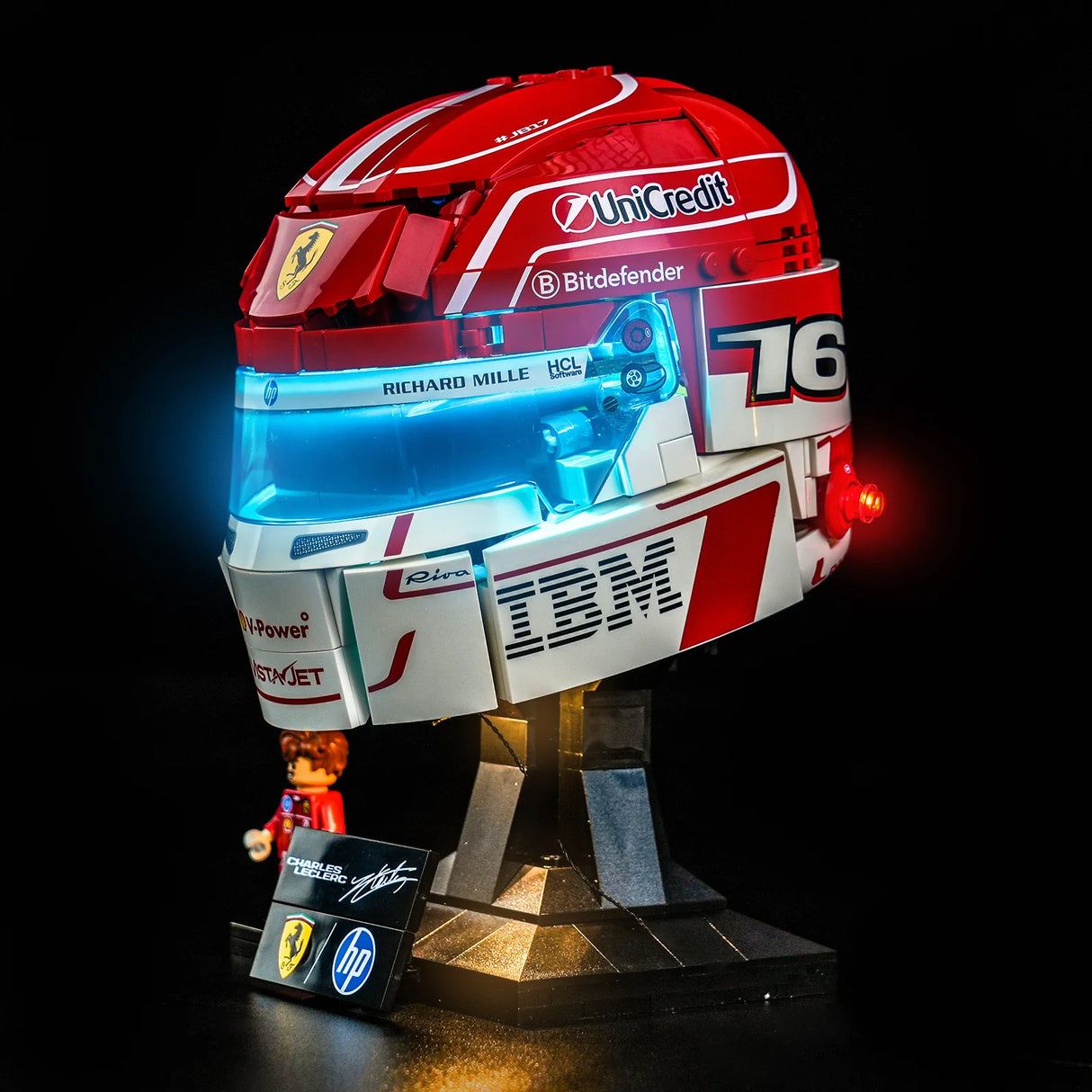 Seitenansicht des LEGO Charles Leclerc Helms auf einem Standfuß, beleuchtet mit einem blauen LED-Visier und roten Akzentlichtern von BrickBling.