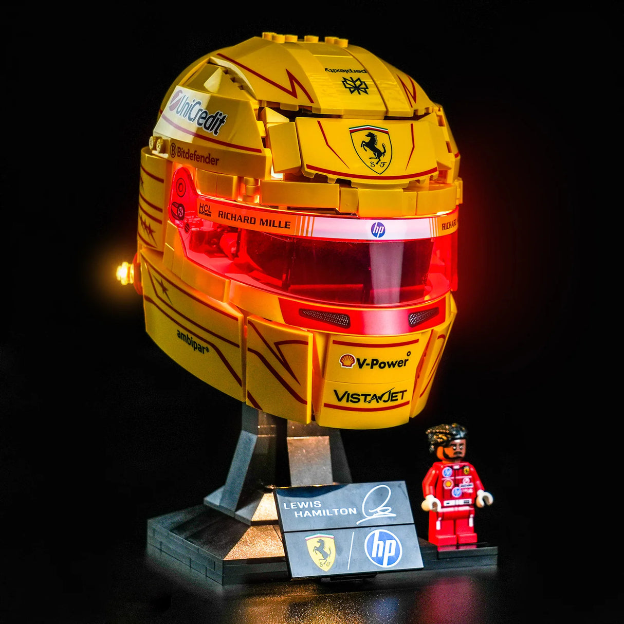 Komplettes BrickBling LED-Lichtset eingebaut in den LEGO Lewis Hamilton Ferrari Helm (Set 43022) inklusive beleuchtetem Visier und Ausstellungsständer.