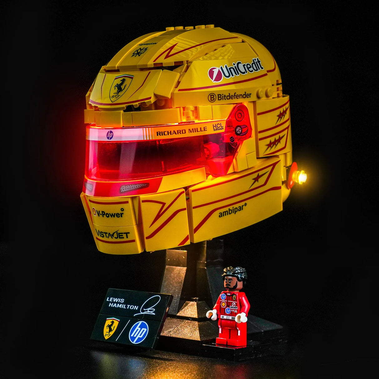 Schräge Frontansicht des LEGO 43022 Scuderia Ferrari HP Lewis Hamilton Helms mit BrickBling Lichtset, Namensplakette und passender LEGO Minifigur.